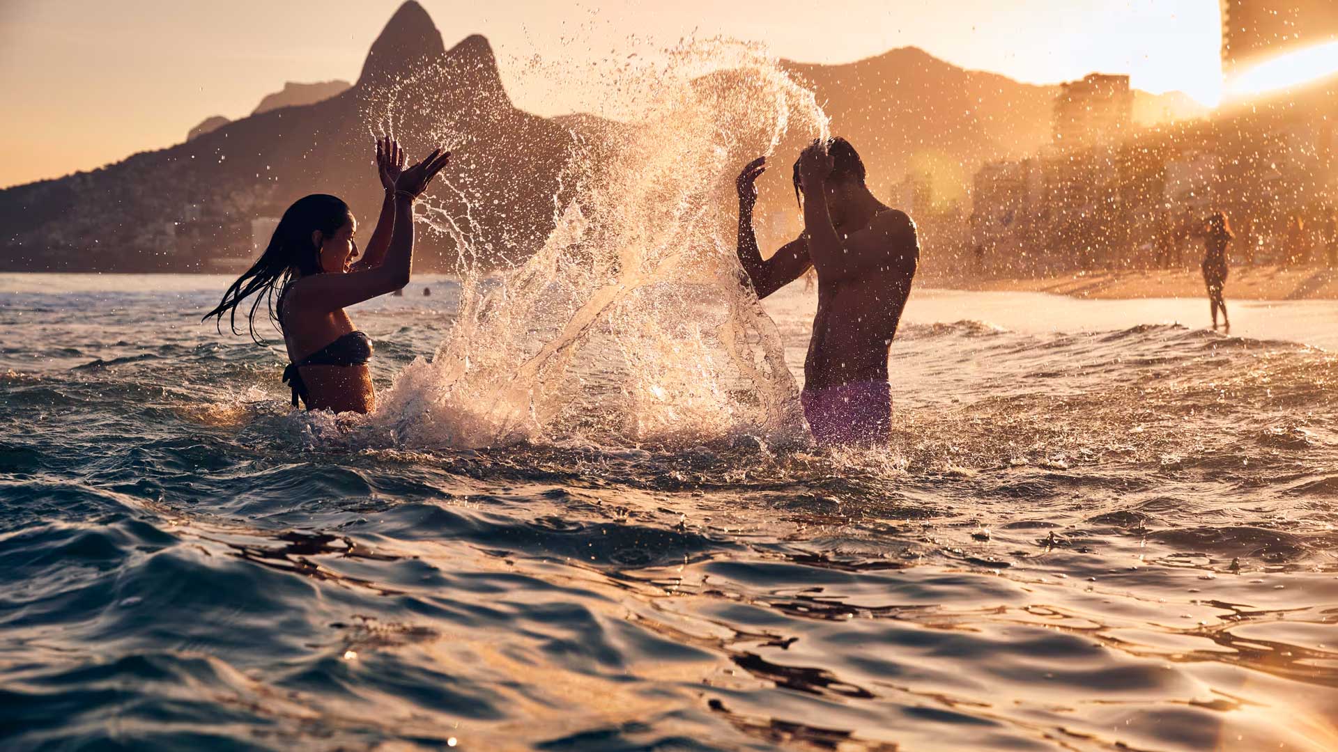Отель Belmond Copacabana Palace в Рио-де-Жанейро, вид на бассейн и набережную Копакабаны