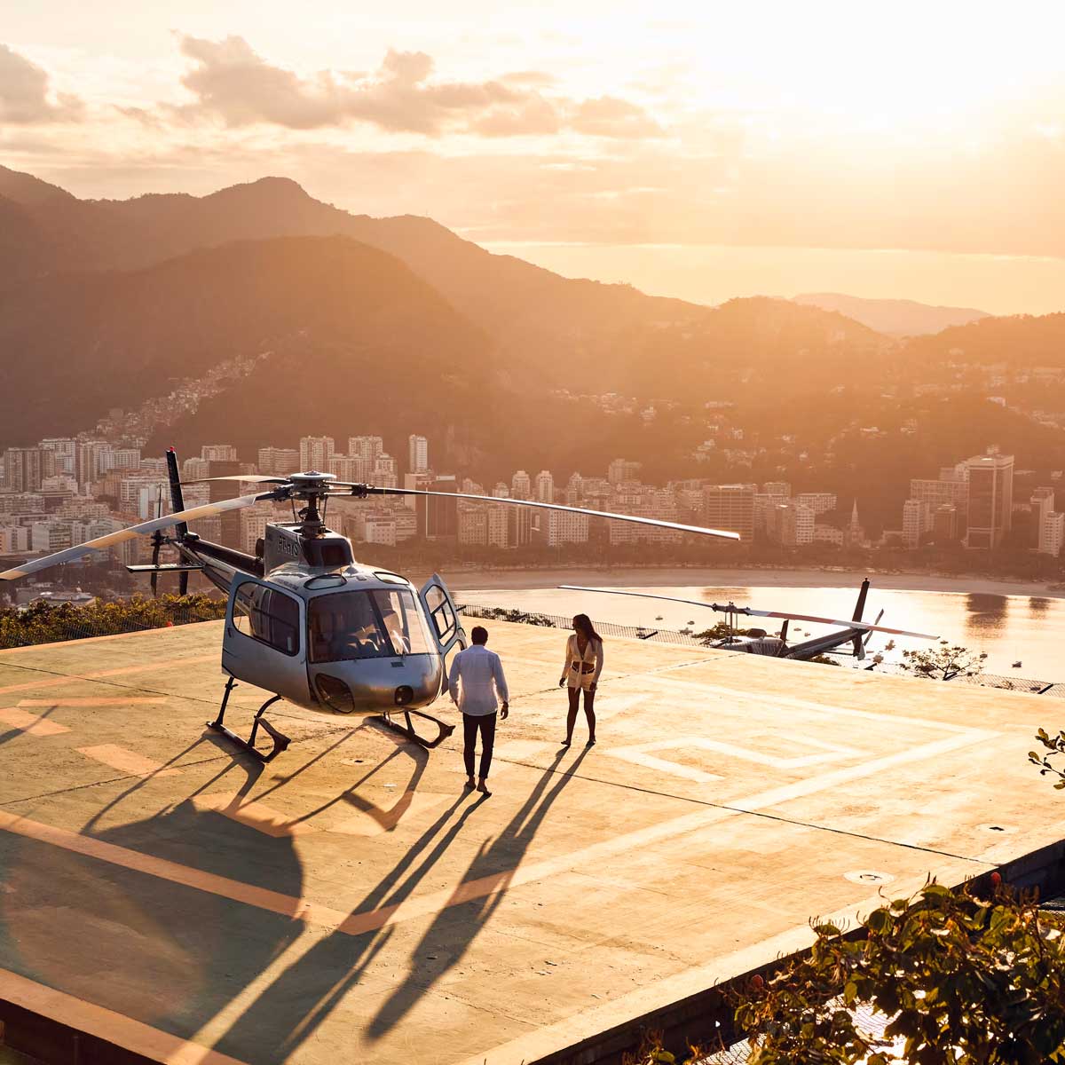 Полет на вертолете над Рио-де-Жанейро, вид на пляж Копакабана и Сахарную голову