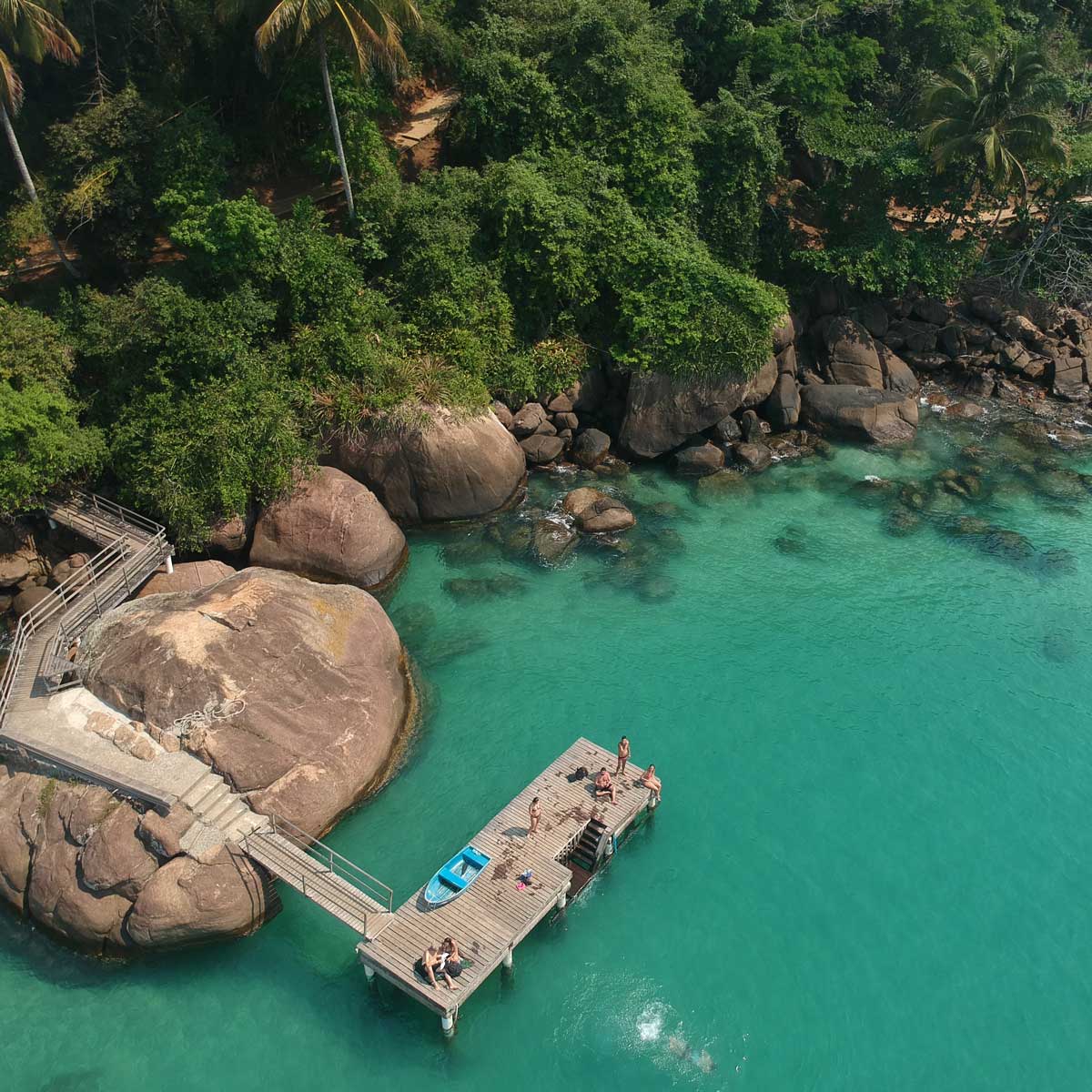 на фото: курорт Ангра-дус-Рейс, Бразилия