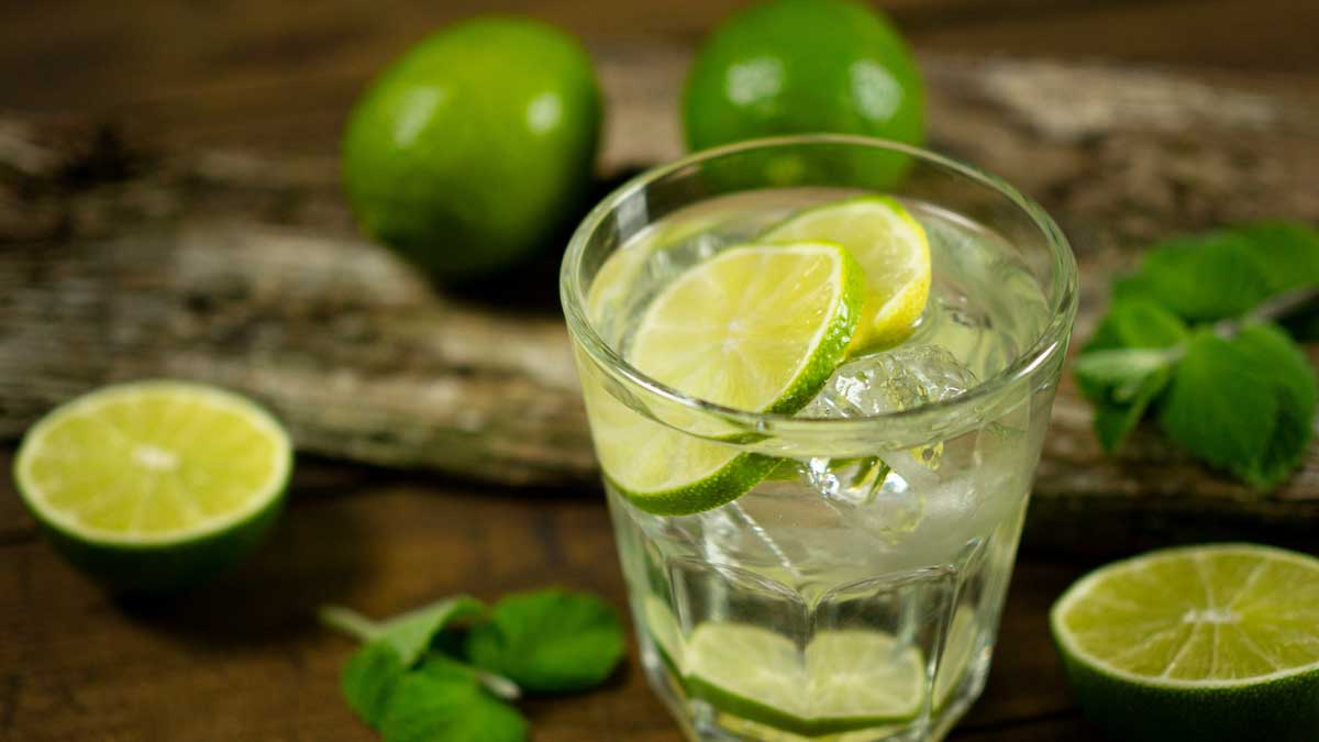 На фото: бразильский коктейль кайпиринья