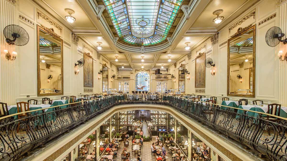 Интерьер исторического кафе Confeitaria Colombo в Рио-де-Жанейро, витражи и зеркала