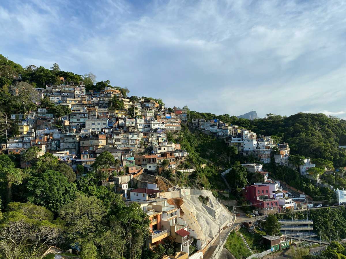 На фото: фавеллы Бразилии, пригороды Рио
