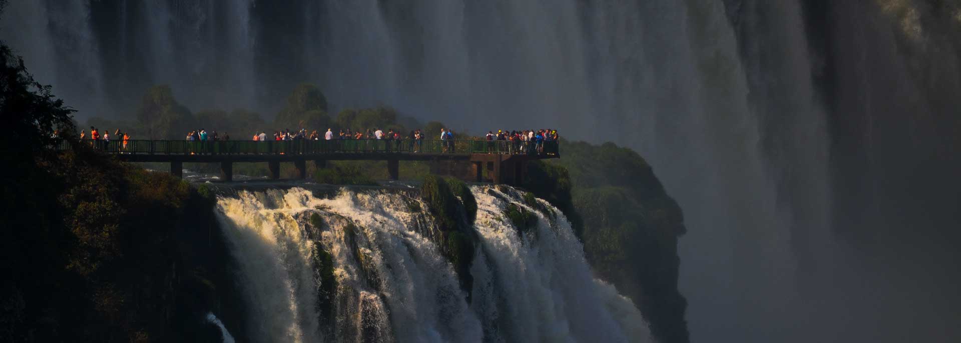 На фото: водопады Игуасу, Бразилия и Аргентина