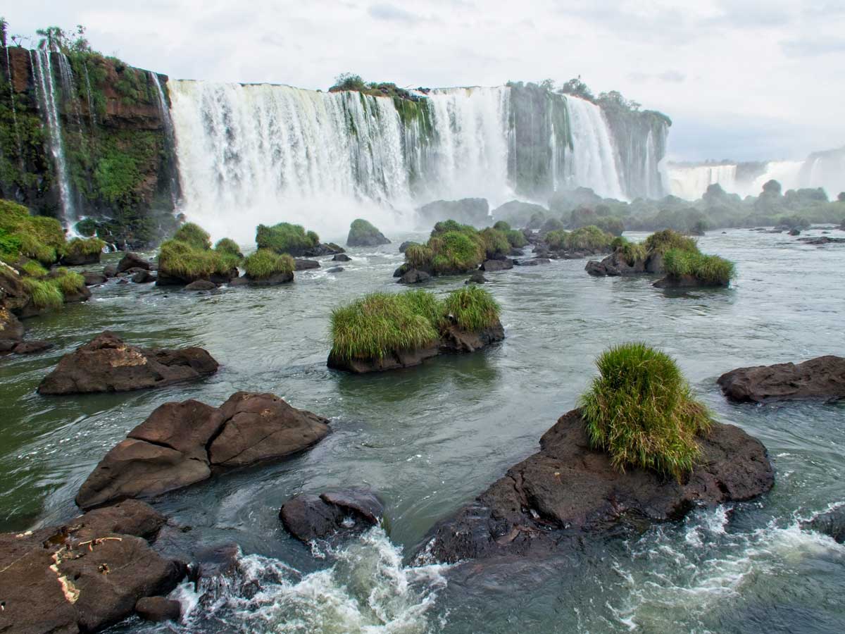 на фото: Водопады Игуасу в Бразилии