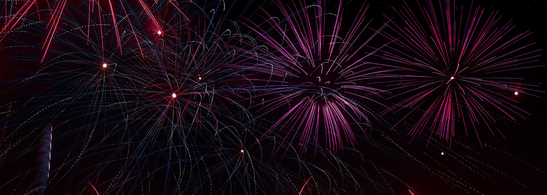 Новогодний салют на пляже Копакабана в Рио-де-Жанейро, встреча Нового года в Бразилии, тысячи людей в белых одеждах, праздничный фейерверк