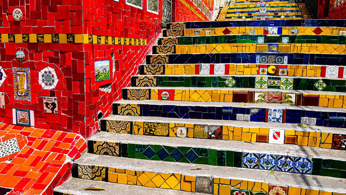 Красочная лестница Селарона в Рио-де-Жанейро, туристы и яркие плитки, уличное искусство