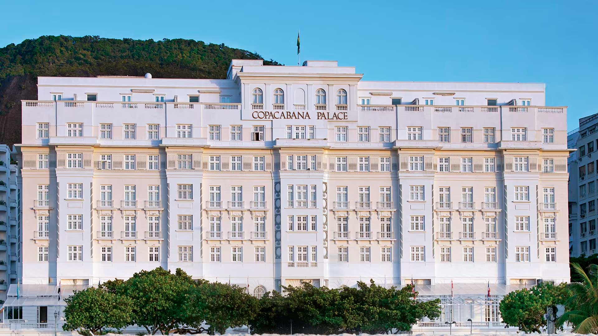 Белоснежный фасад отеля Copacabana Palace  в Рио, историческая архитектура
