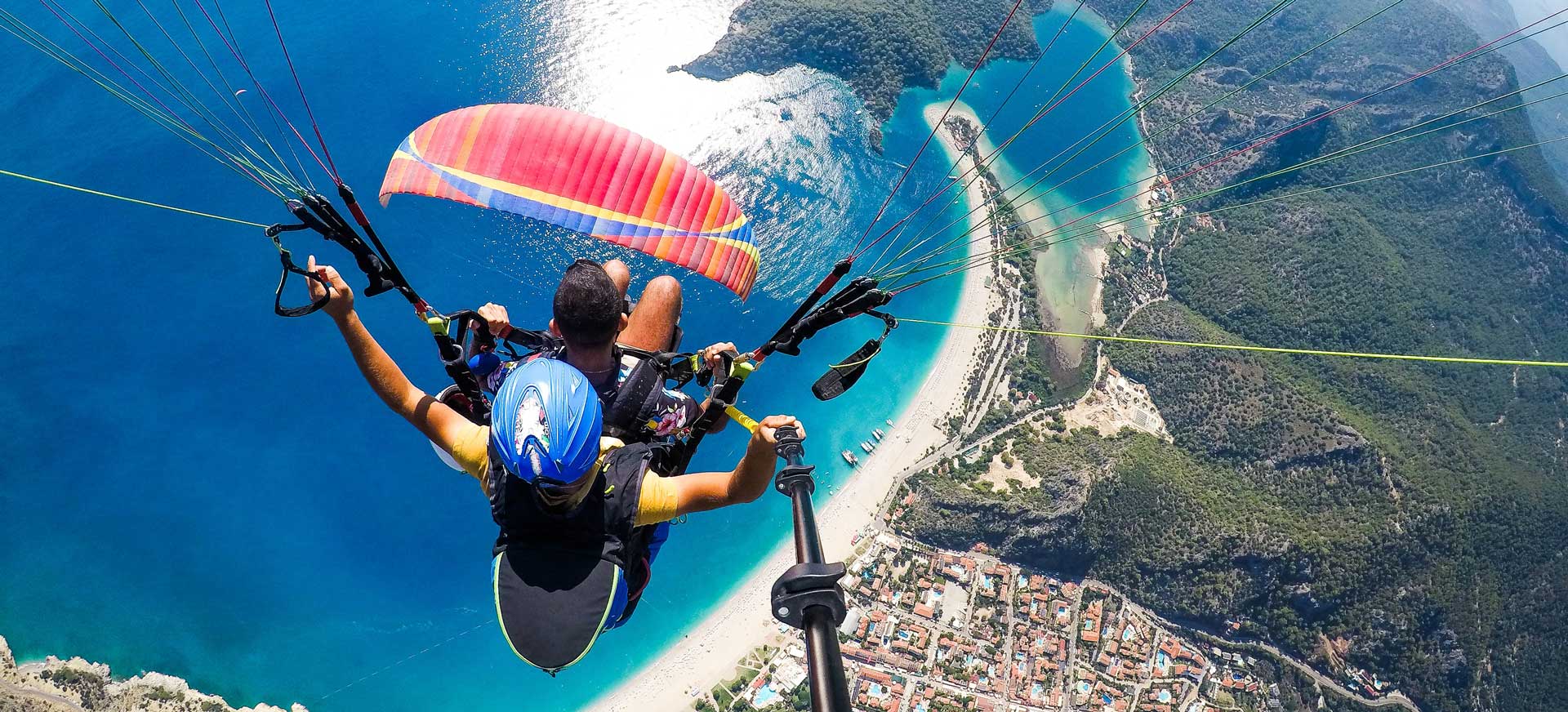 На фото: параплан над Рио в Бразилии