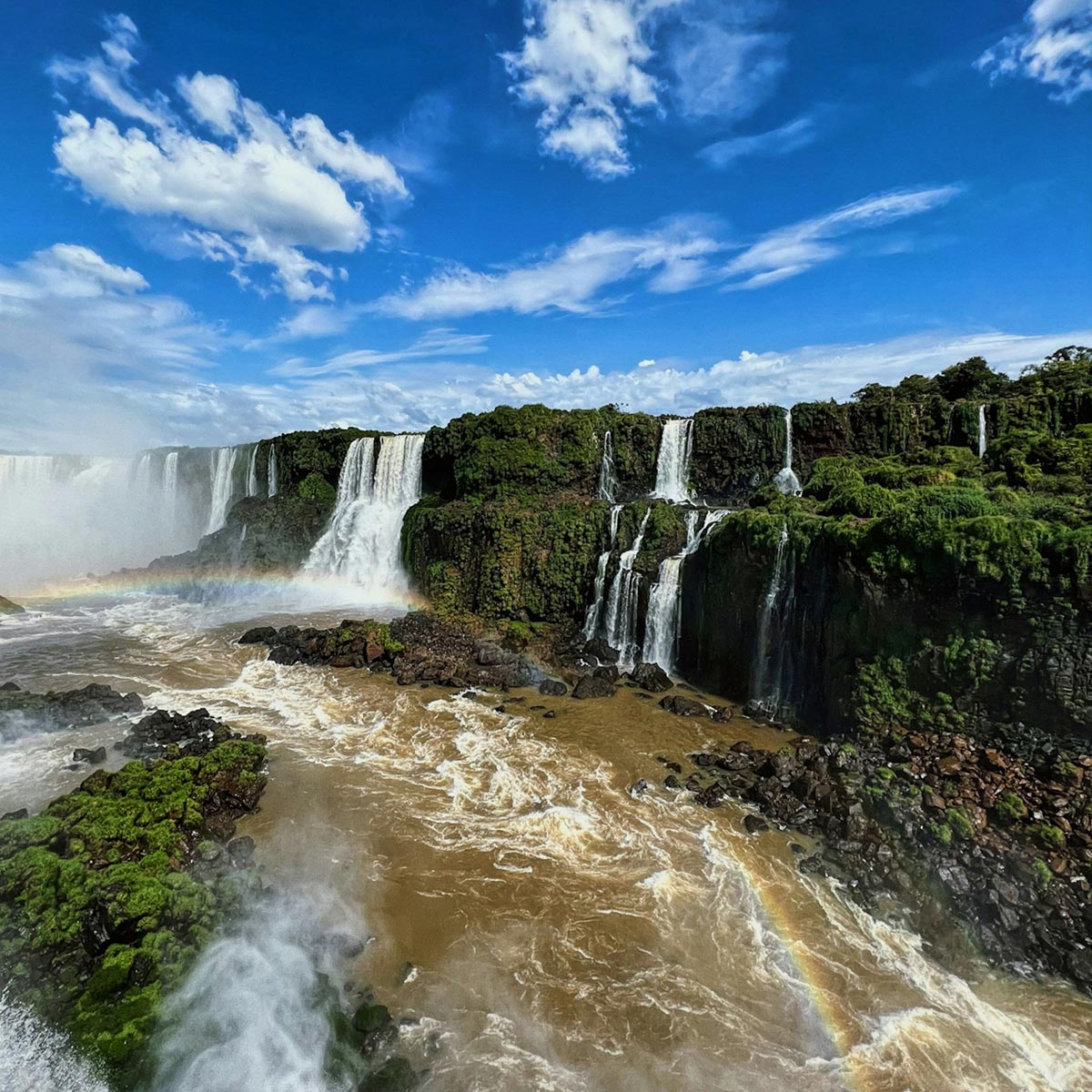 На фото: водопады Игуасу, Бразилия