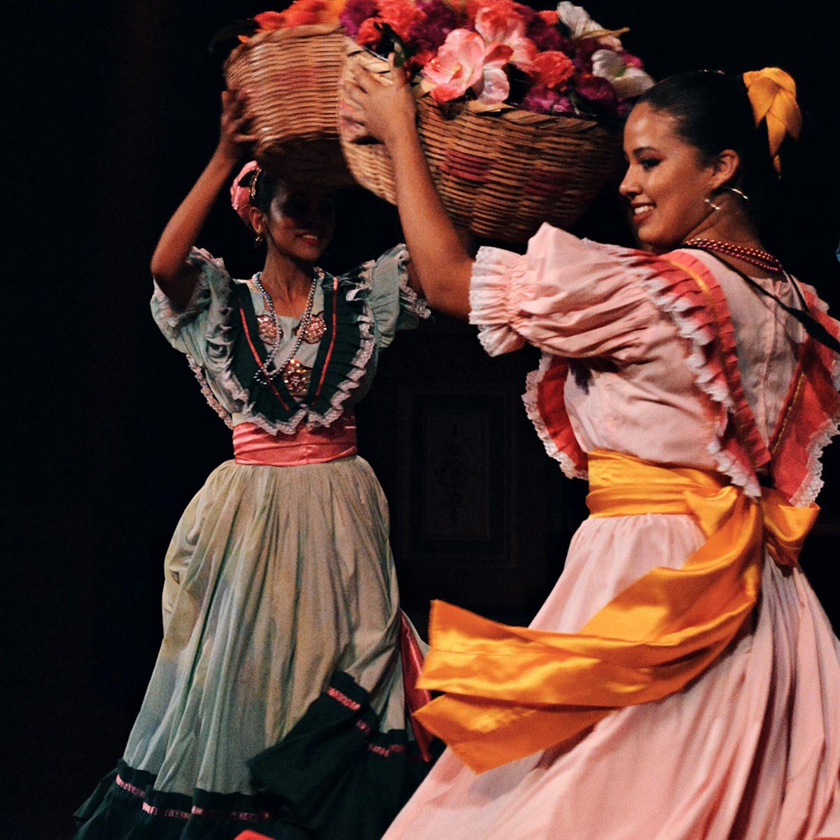 На фото: латинские танцы