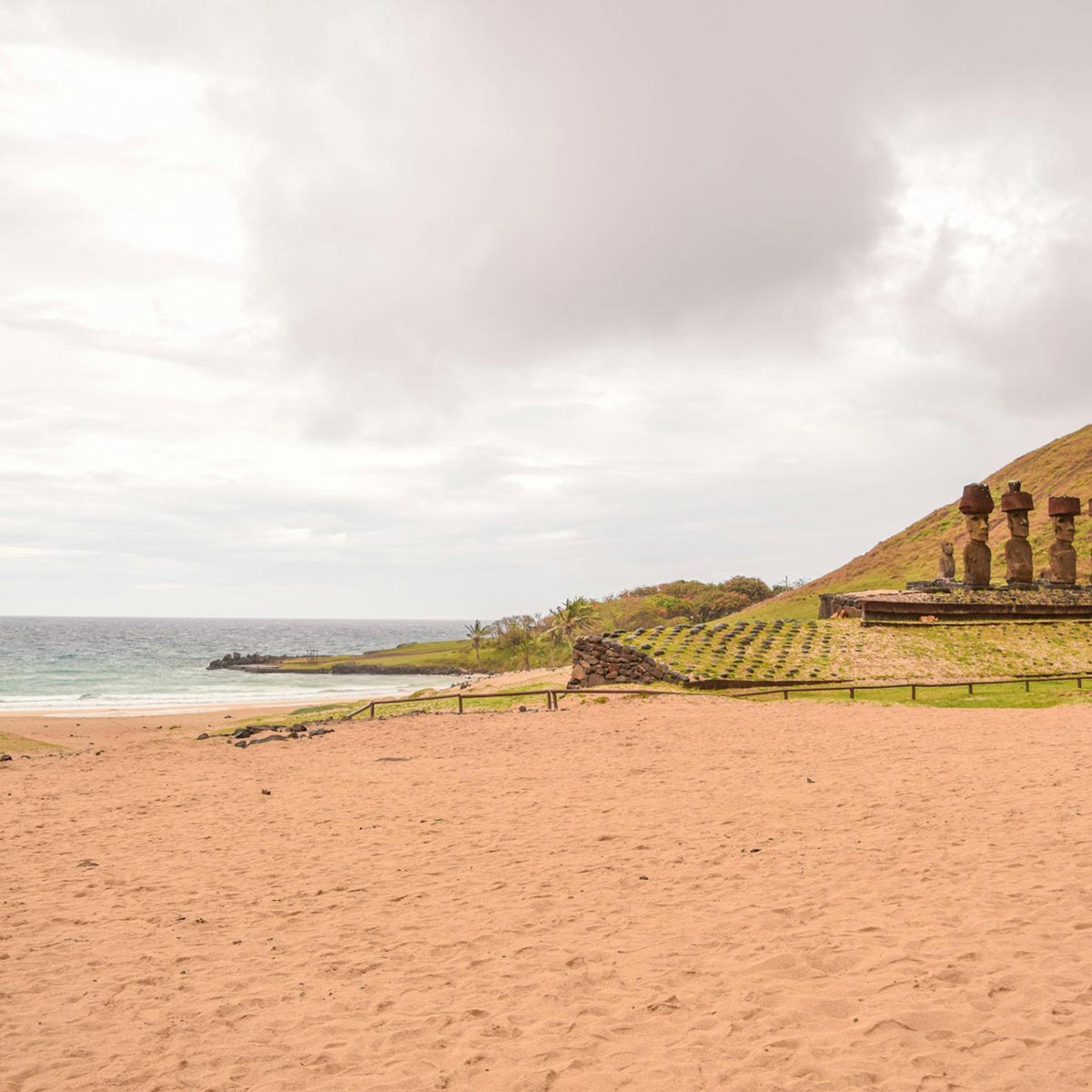 На фото: остров Пасхи, пляж Анакена